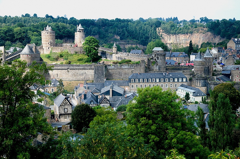 Bretagne 09-2012 D35_0440 als Smart-Objekt-1 Kopie.jpg - Ankunft in Fougeres - unserem Ausgangspunkt für die Rundreise durch die Bretagne. Hier sieht man die riesige Burganlage mitten in der Stadt. Leider konnten wir die nicht besichtigen ( für Hunde verboten )